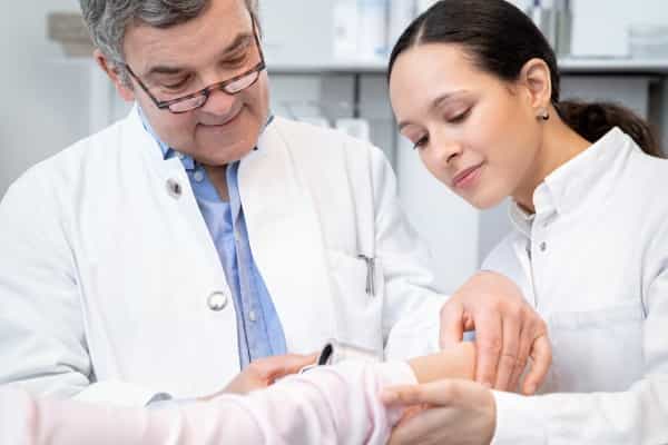 Medizinische:r Fachangestellte:r (m/w/d) für die Dermatologische Ambulanz - Werden Sie Teil eines großartigen Teamgeists! Hamburg - DERMATOLOGIKUM HAMBURG - Pflegia