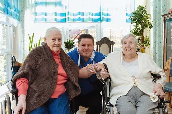 Gelernte Pflegehilfskraft (m/w/d) in Teilzeit (30-35 Std.) - Teamplayer:in mit Herz gesucht! Berlin - Pflegewohnheim "Alt-Treptow" - Pflegia