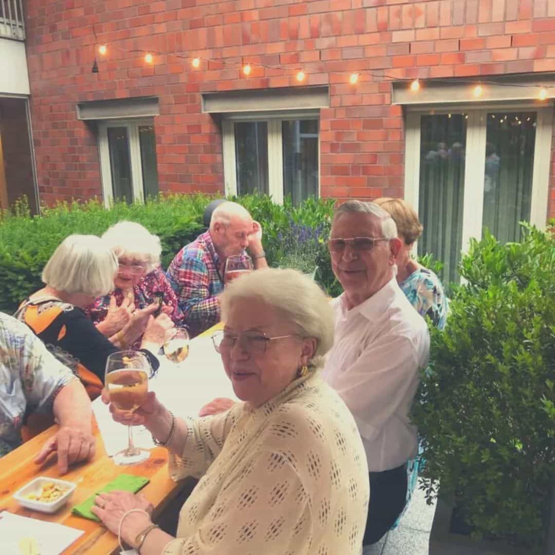 Pflegefachkraft (m/w/d) - Teamplayer:in mit Herz gesucht! Düsseldorf - Premium-Residenz Schlosspark - Pflegia