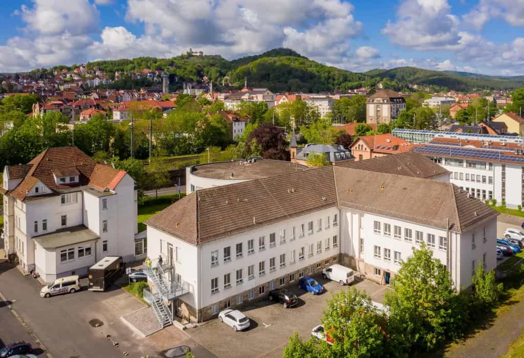 Pflegefachkraft (m/w/d) für die 1:1 Versorgung - Weil Superheld:in kein Beruf ist! Eisenach - Linimed Außerklinische Intensivpflege in Eisenach - Pflegia