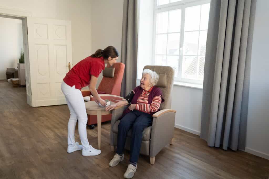 Servicekraft (m/w/d) – Dein neuer Arbeitsplatz in einem Team, auf das Du zählen kannst! Arenshausen - Lärz & Weiß WG Arenshausen - Pflegia