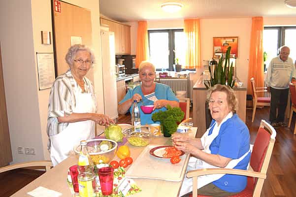 Pflegefachkraft (m/w/d) - Werden Sie unser:e Held:in! Magdeburg - Vitanas Demenz Centrum Am Schleinufer - Pflegia