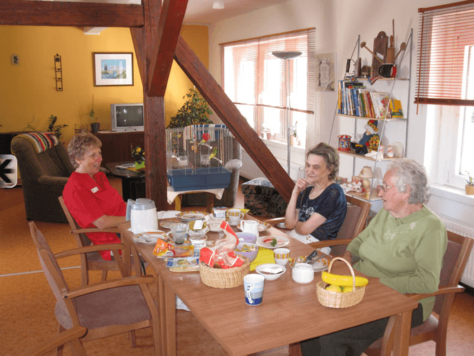 Gelernte Pflegehilfskraft (m/w/d) - Wir freuen uns auf Sie!  Laucha an der Unstrut - DRK Pflegezentrum Laucha - Pflegia