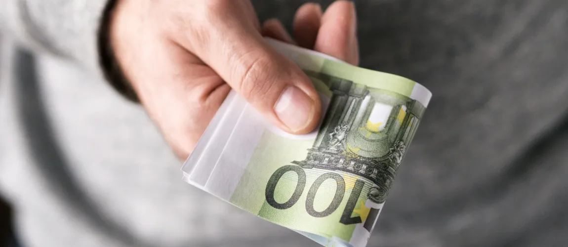 Hand hält Hundereuroschein in der Hand