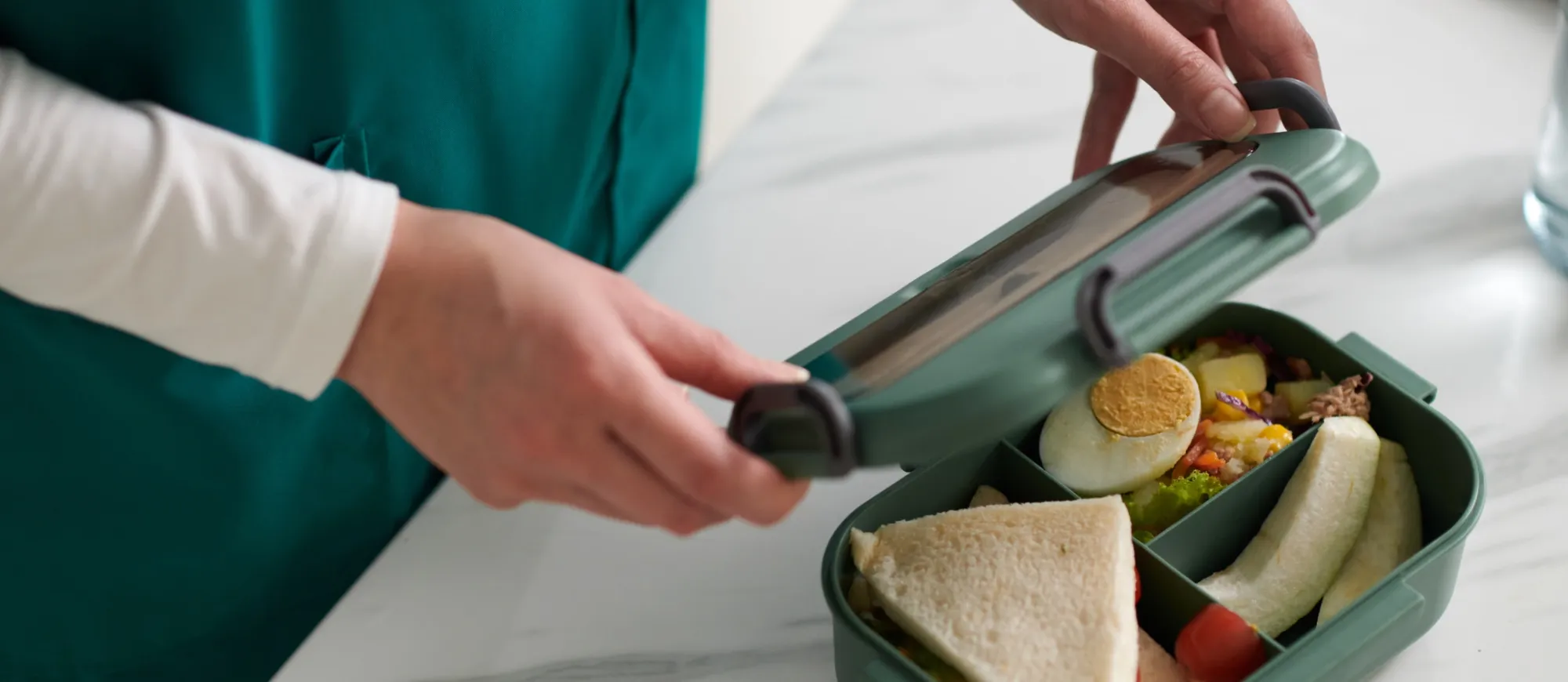 Pflegekaft packt Mittagessen ein