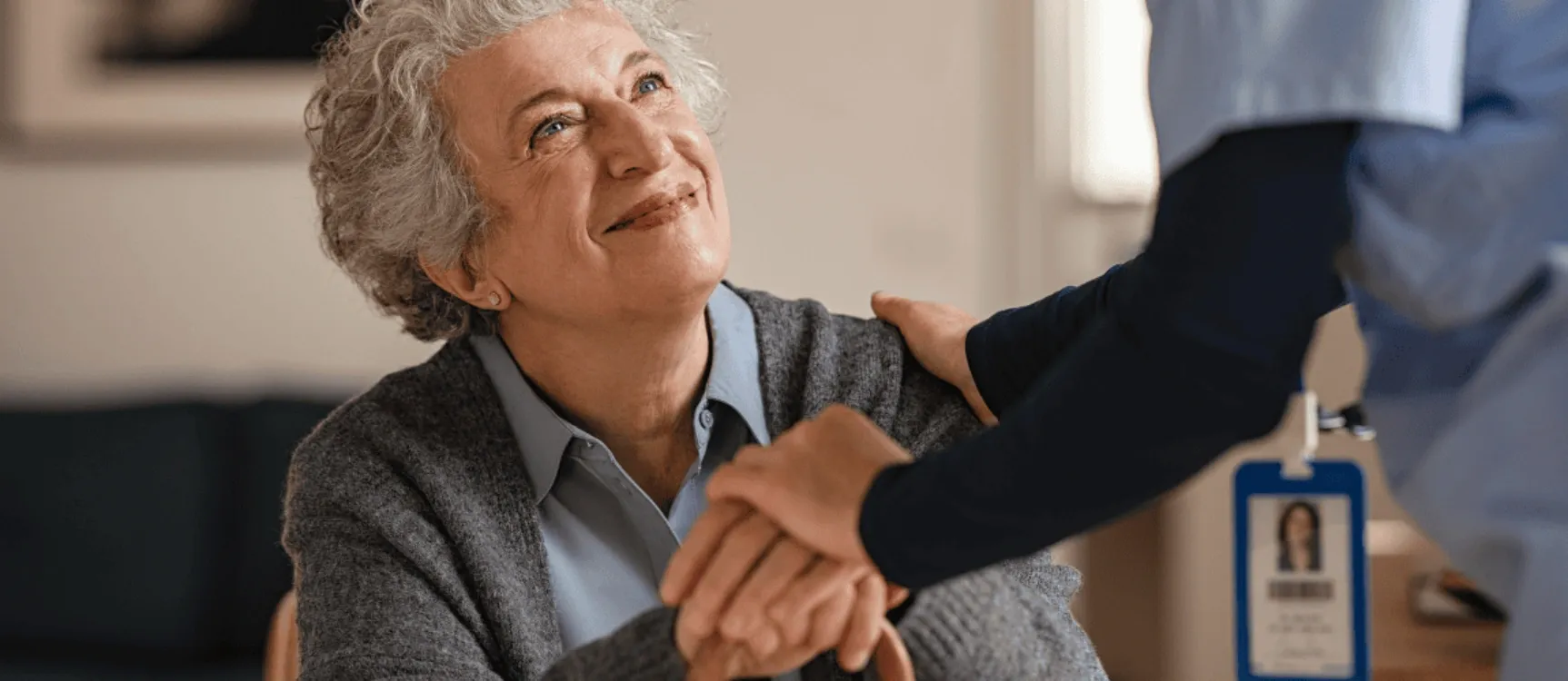 Pflegekraft hilft Patientin