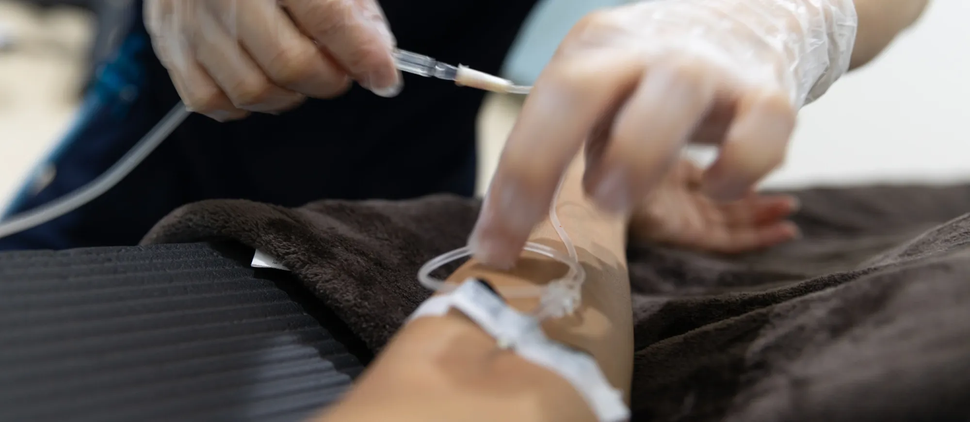 Pflegekraft führt intravenöse Injektion durch