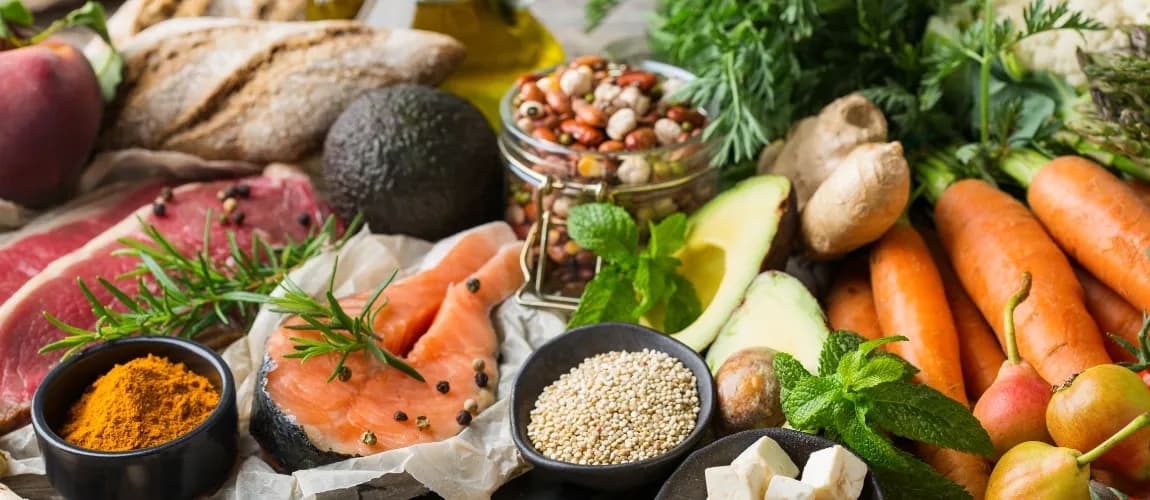 Es sind verschiedene Lebensmittel einer mediterranen Ernährung zu sehen.