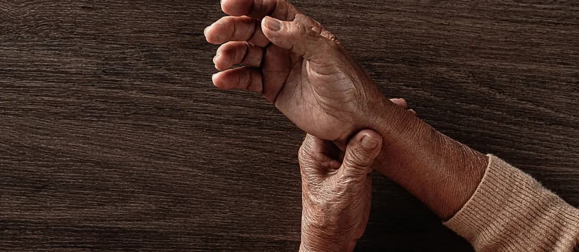 Symptome bei Parkinson - Zittern und Muskelschwäche sind typisch