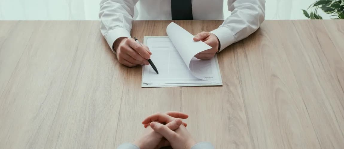 Arbeitgeber und Arbeitnehmer am Schreibtisch bei einem Vorstellungsgespräch