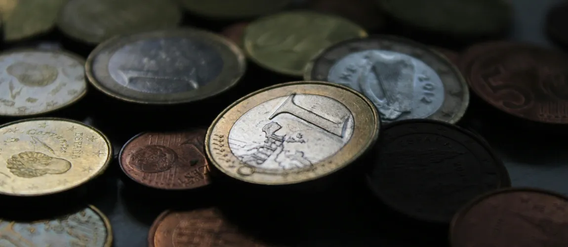 Verschiedene Euromünzen liegen übereinander.