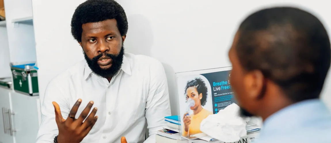 Zwei Männer in einer klassischen Beratungssituation - ein Mann erklärt.