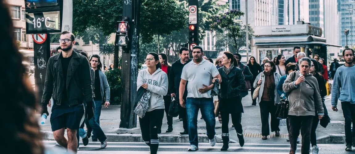 Eine Gruppe von Menschen überquert eine Straße.