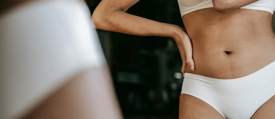 Eine Frau, abgebildet in einem weißen Slip. 