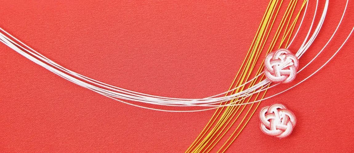 Kabel liegen auf einem roten Untergrund.