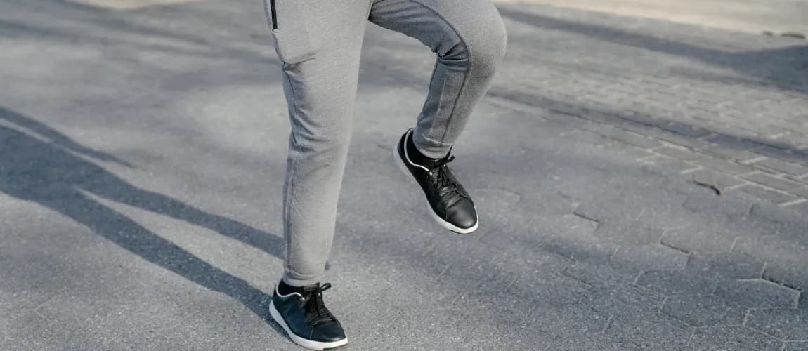 Eine Person steht auf einem Bein.