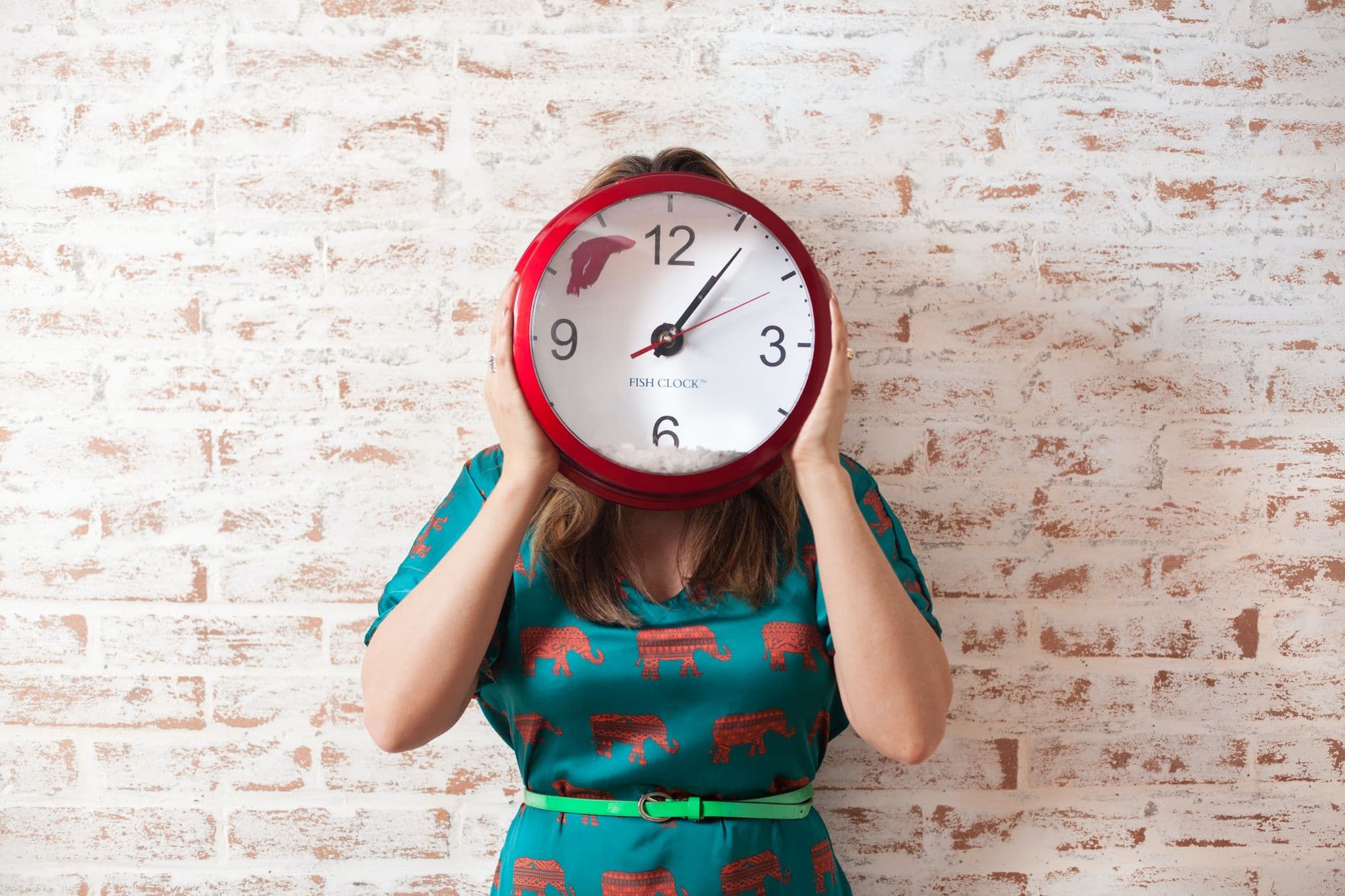 Symbolik für Schichtdienst: Frau hält Uhr hoch