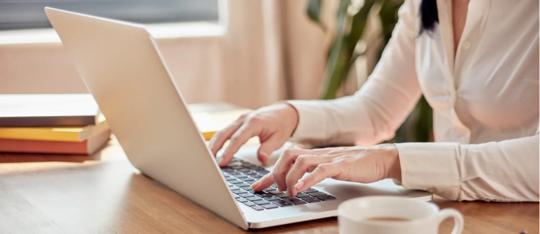 Pflegekraft verfasst Kündigung am Laptop