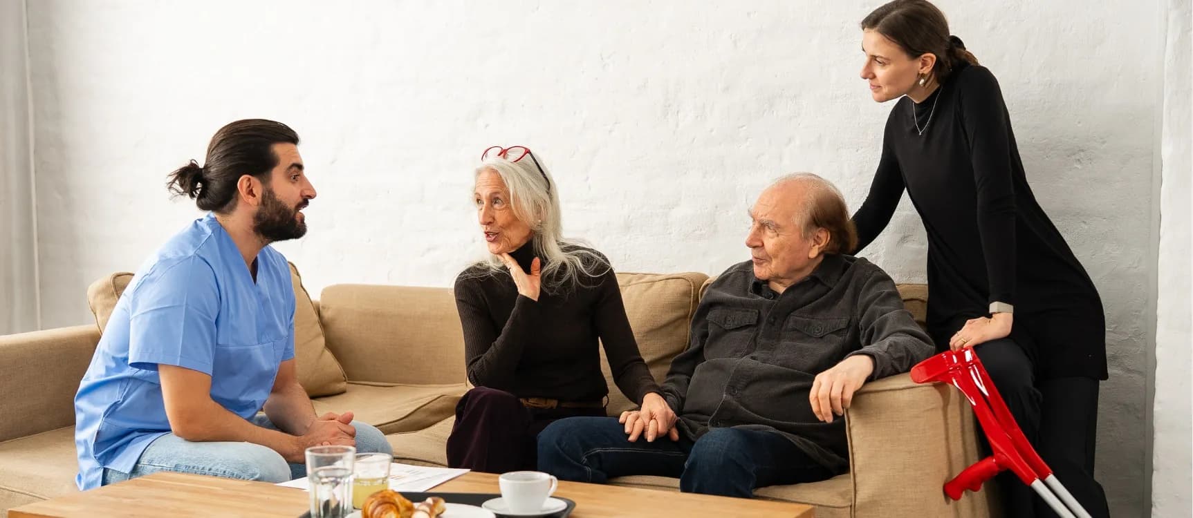 Rechtliche Betreuerin und Pflegekraft unterhalten sich