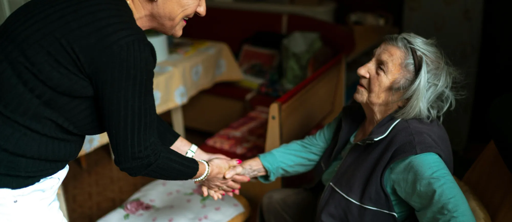 Angehörige hält Hand ihrer Mutter
