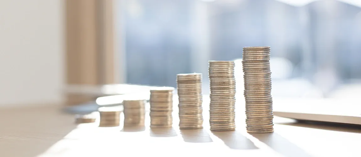 Es ist Geld auf einem Tisch zu sehen.