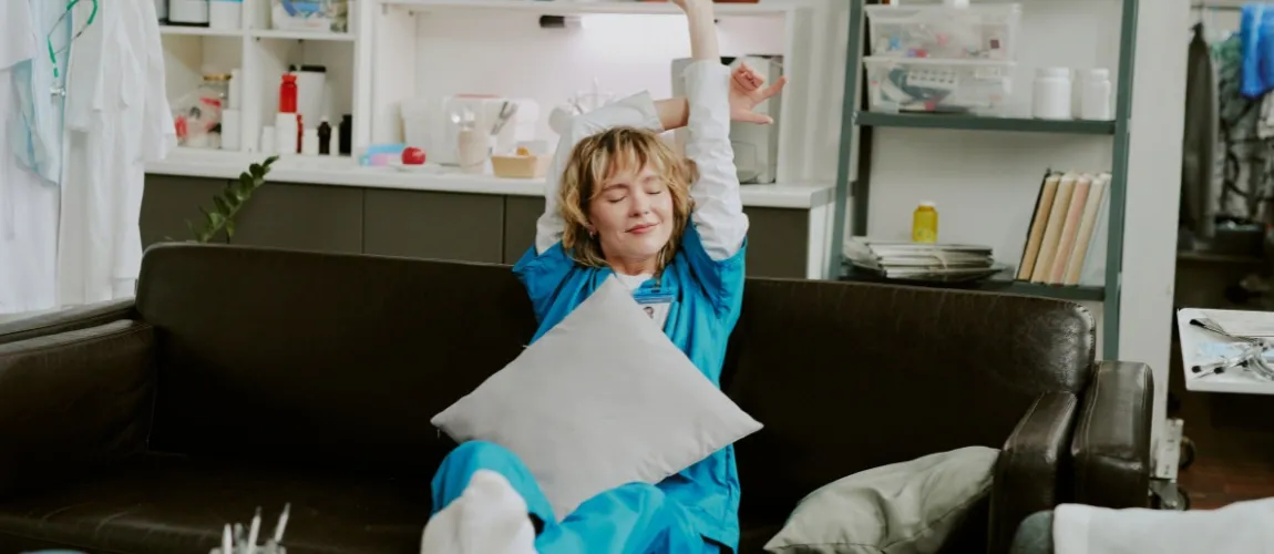 Es ist eine Pflegekraft in der Pause zu sehen.