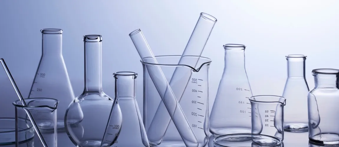 Gefäße in verschiedenen Größen stehen auf einem Tisch.