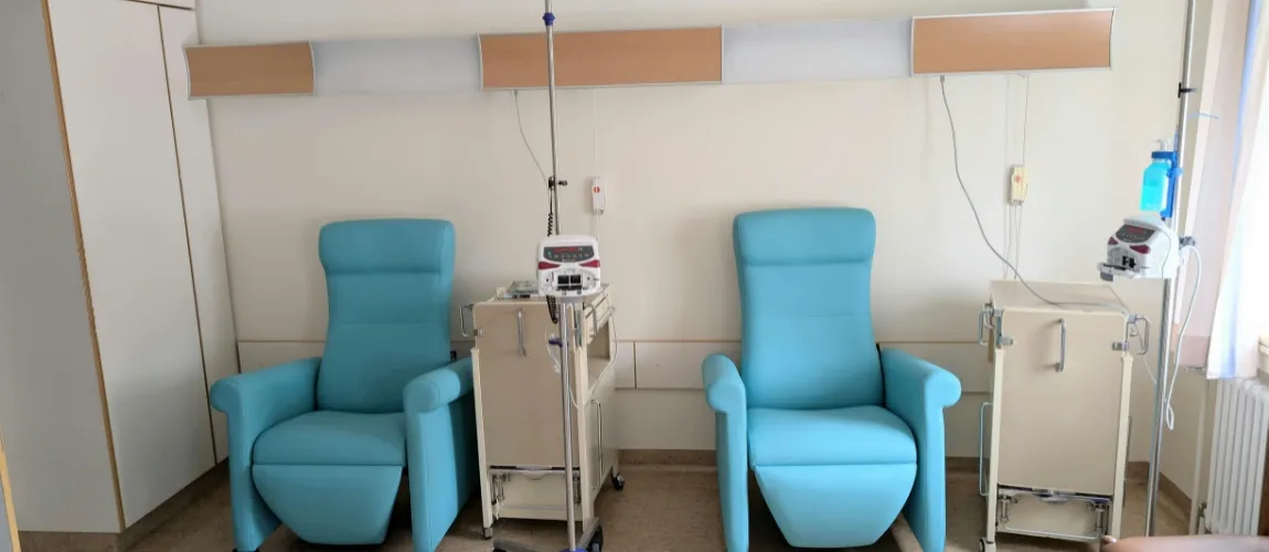 Ein Raum mit Behandlungssitzen für eine Chemotherapie.