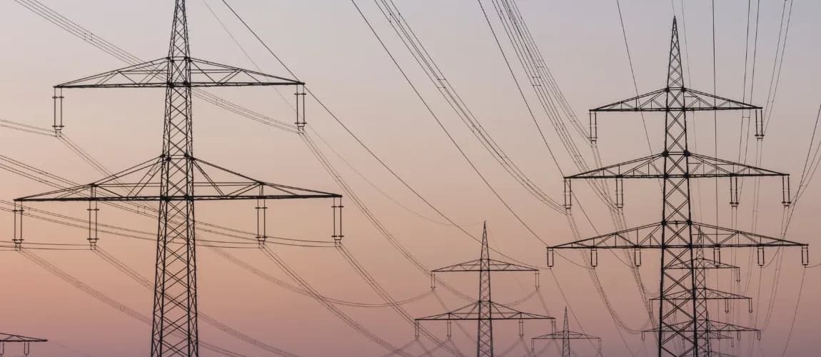 Strommasten vor einem Sonnenuntergang.