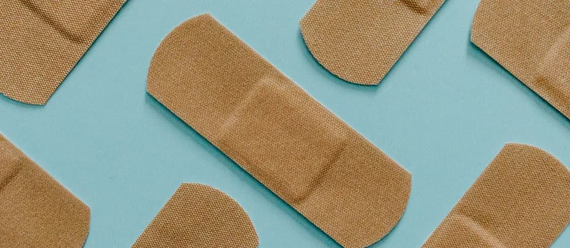 Pflaster vor einem blauen Hintergrund.