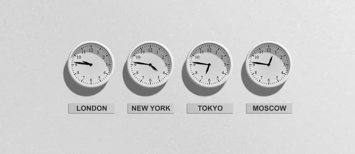 Abbildung von vier Uhren, die unterschiedliche Zeitzonen zeigen.