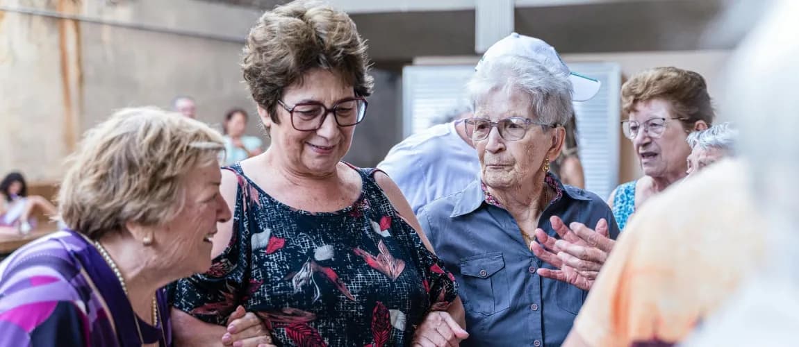 Eine Gruppe von Seniorinnen steht zusammen.