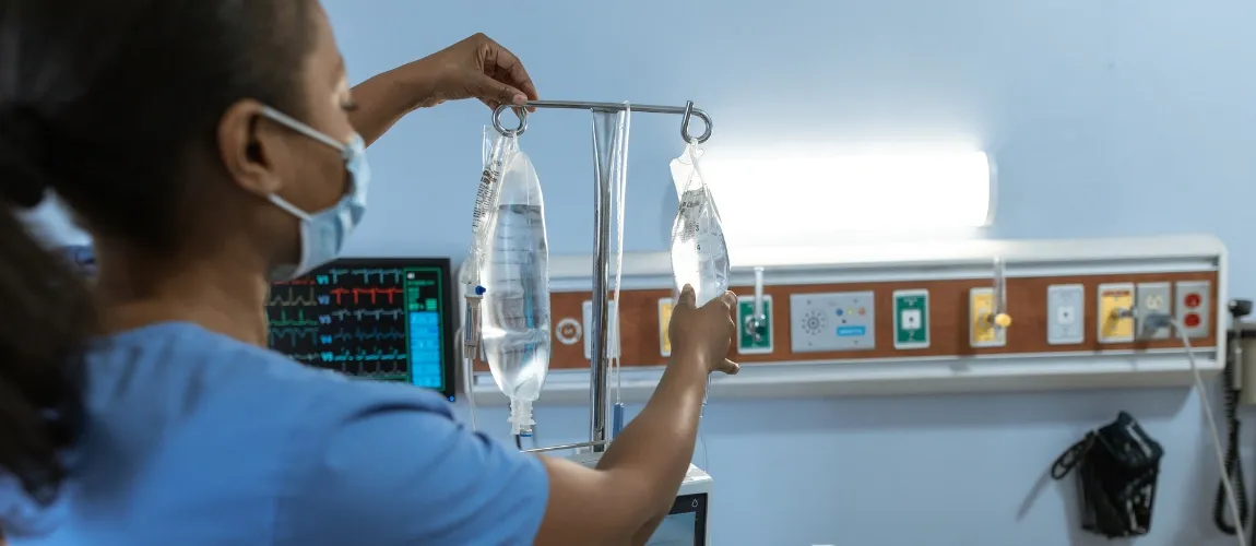 Eine Pflegefachkraft überprüft die Infusionen.
