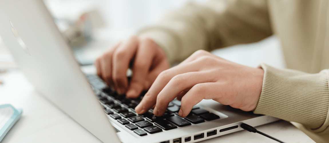 Pflegedienstleitung arbeitet an ihrem Laptop.