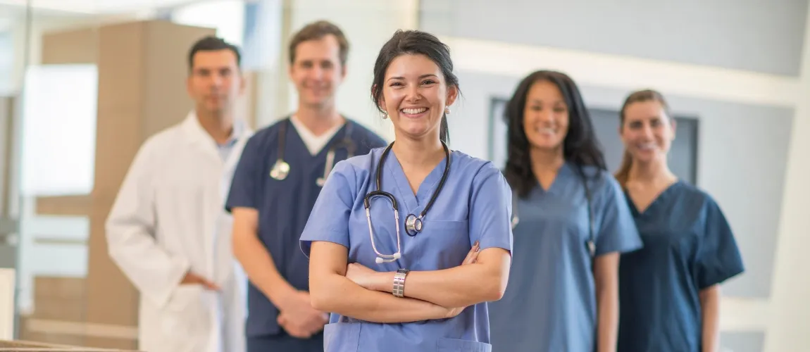 Es ist ein Team aus Pflegefachkräften und Ärzten zu sehen.