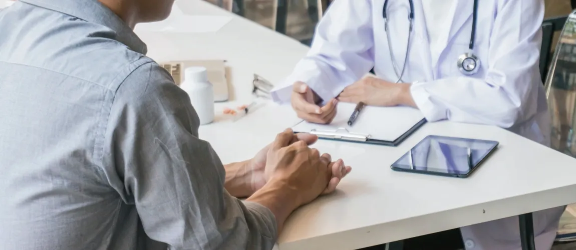 Ein Arzt führt ein Gespräch mit einem Patienten.