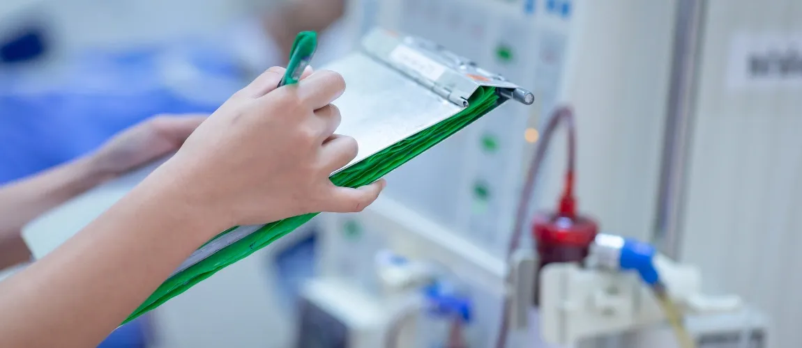 Eine Fachkrankenpflegerin dokumentiert Patientendaten.