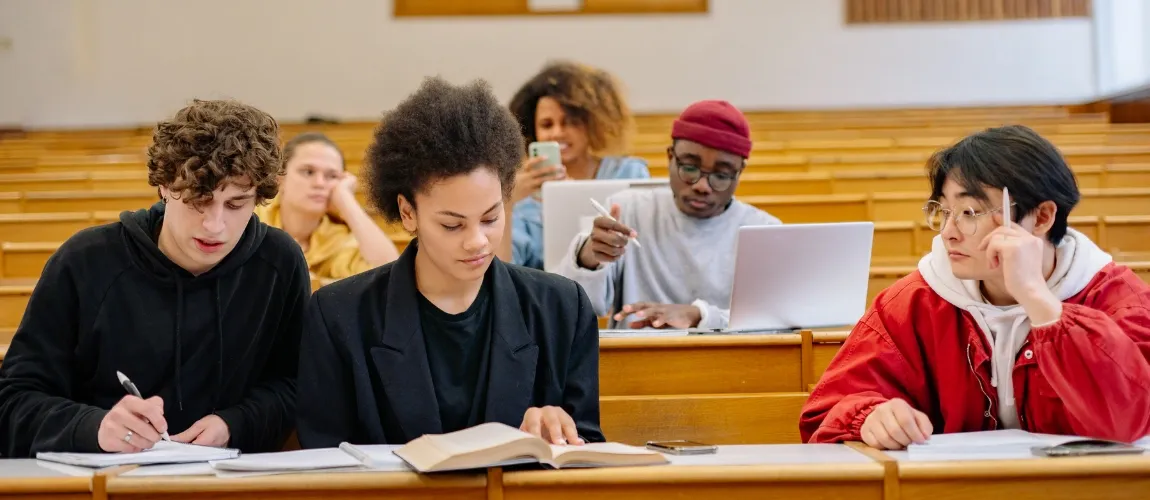 Student:innen sitzen in einem Hörsaal.