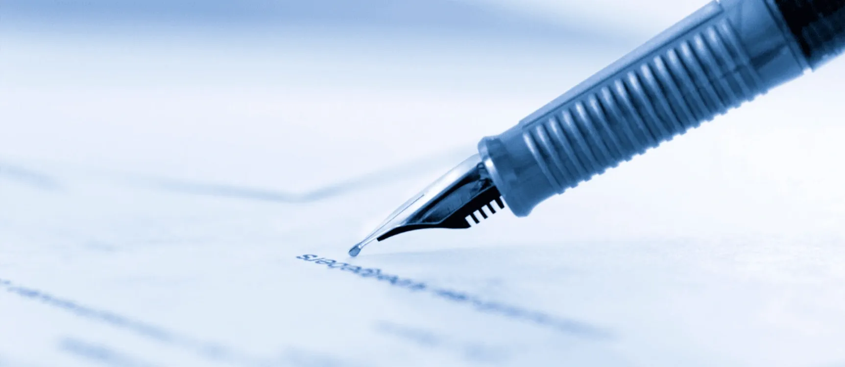 Nahaufnahme Stift auf Tarifvertrag