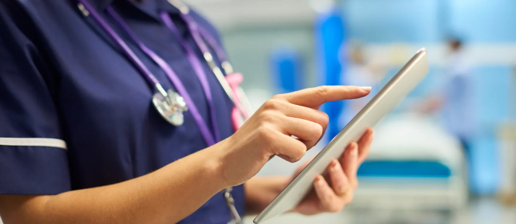Pflege im Wandel: Pflegekraft hält Tablet in der Hand