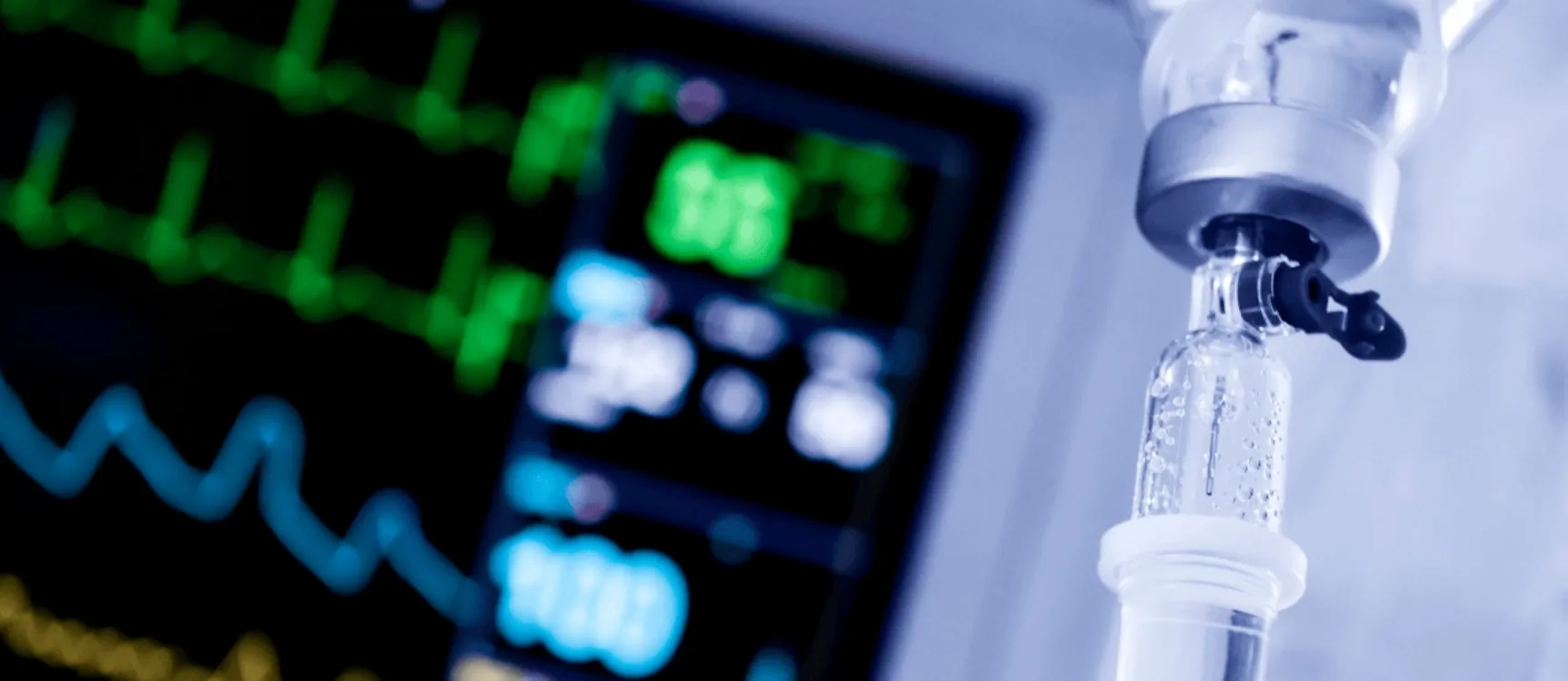 Nahaufnahme einer Infusion auf der Intensivstation