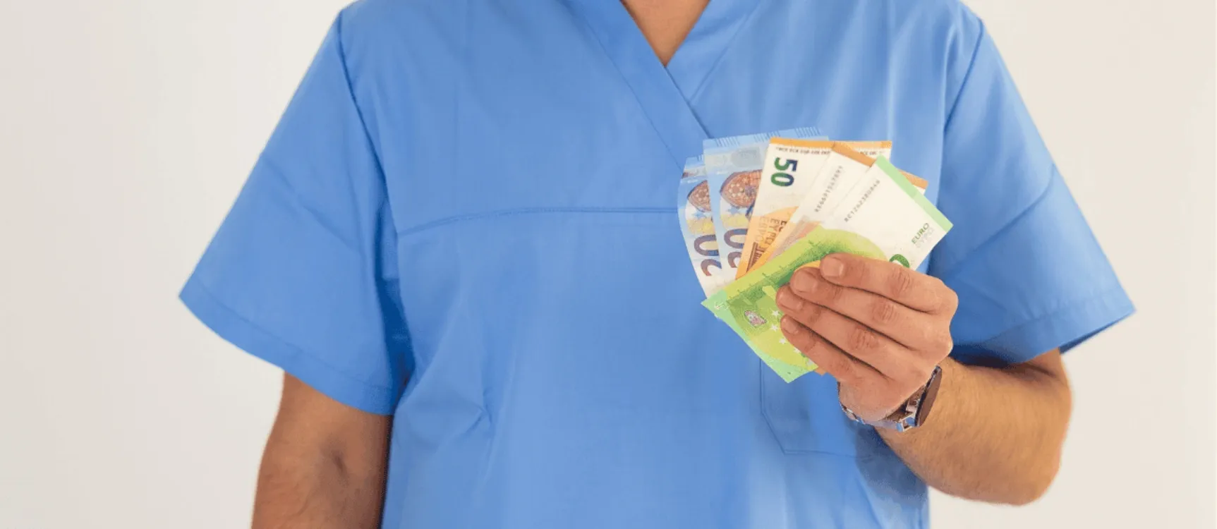 Fachkraft in der häuslichen Pflege hält Gehalt in den Händen