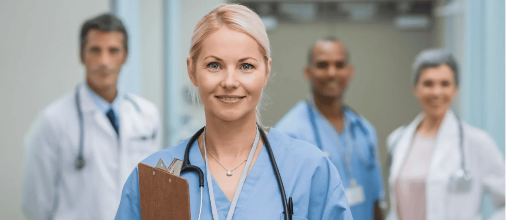 Gesundheits- und Krankenpflegerin schaut frontal in die Kamera