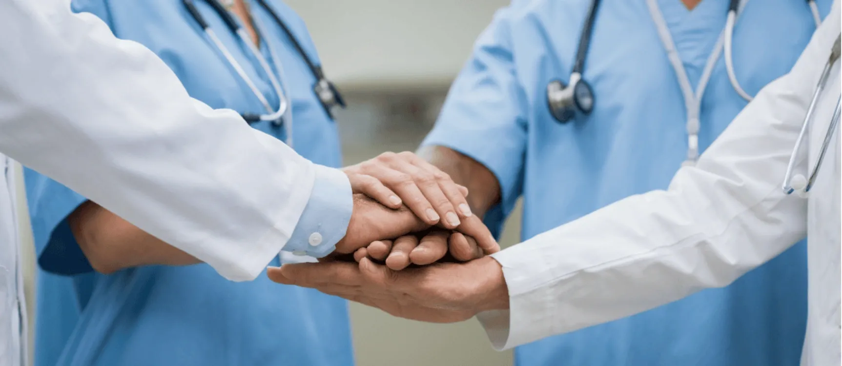 Gesundheits- und Krankenpfleger halten Hände übereinander