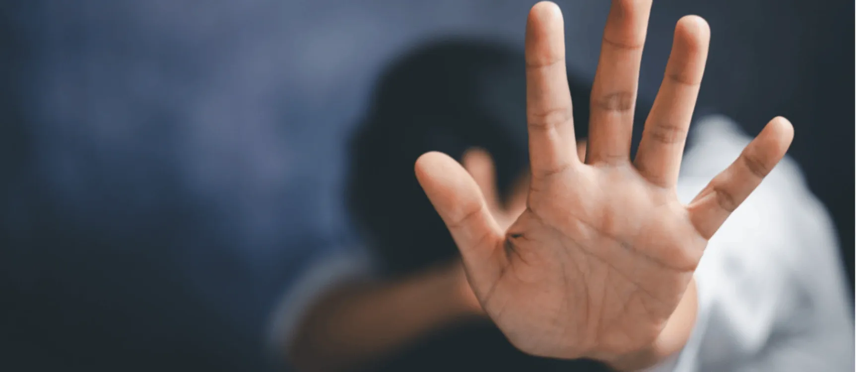 Gewalt gegen Pflegekräfte: Frau zeigt Stop Zeichen