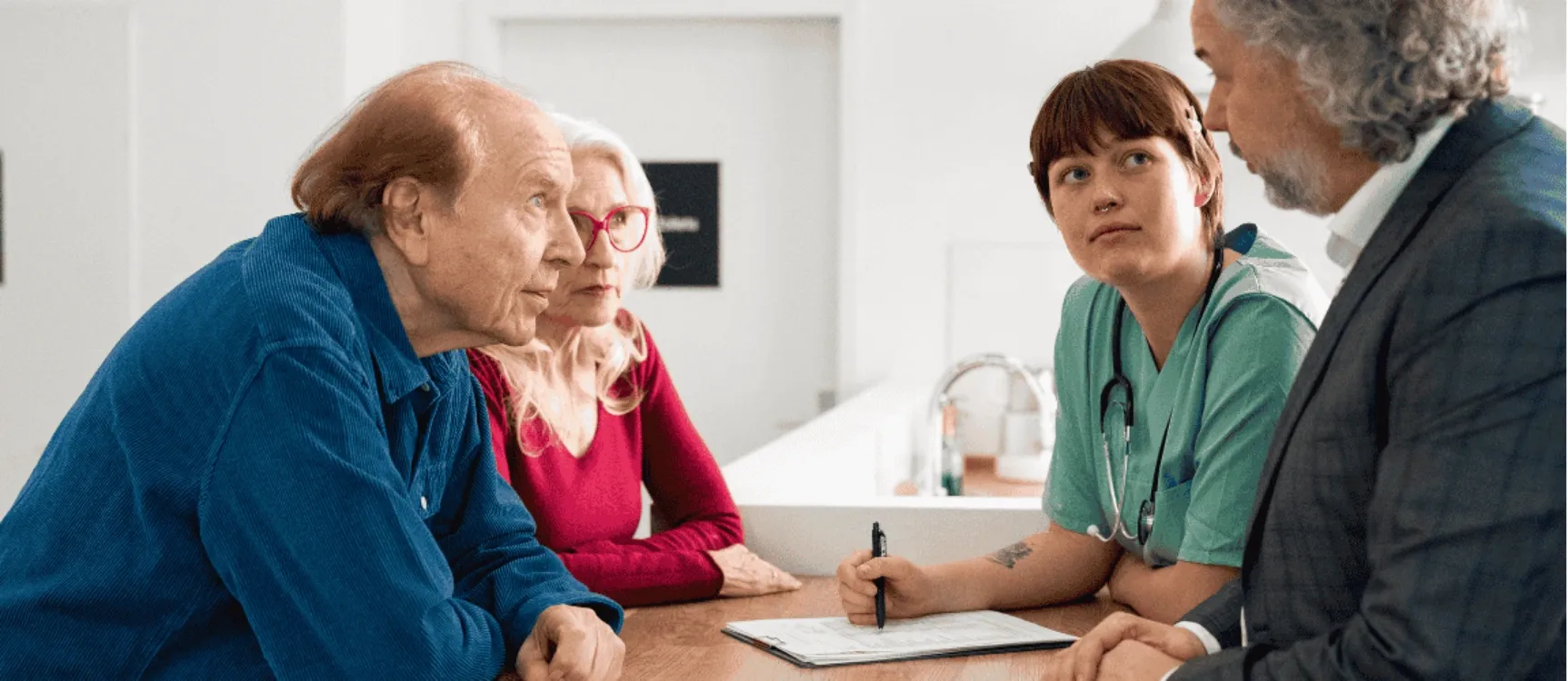 Herausforderndes Gespräch mit Pflegekraft und Angehörigen