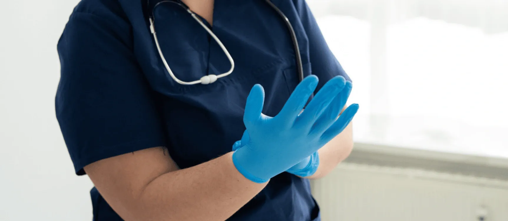 Hygienefachkraft zieht Handschuh an