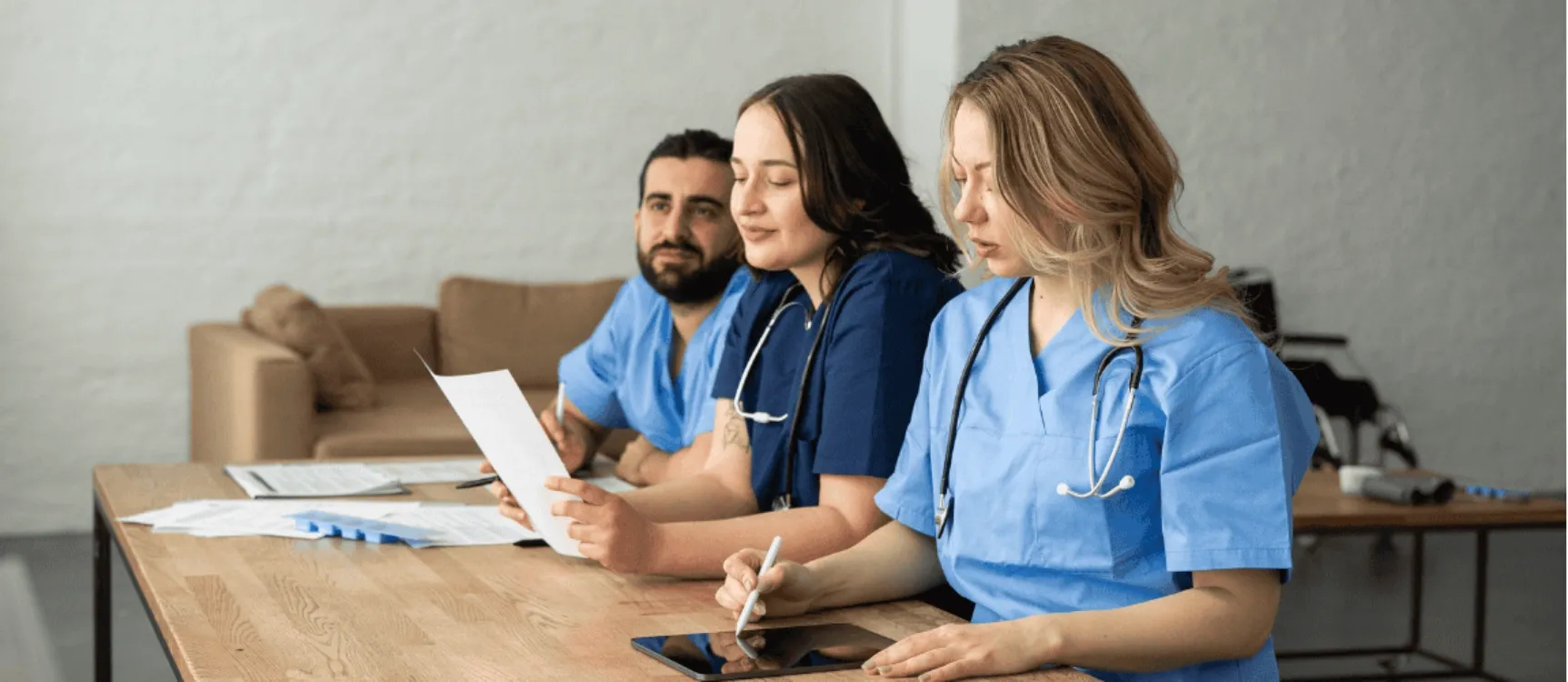 Krankenschwestern und Krankenpfleger im Unterricht in der Pflegeausbildung