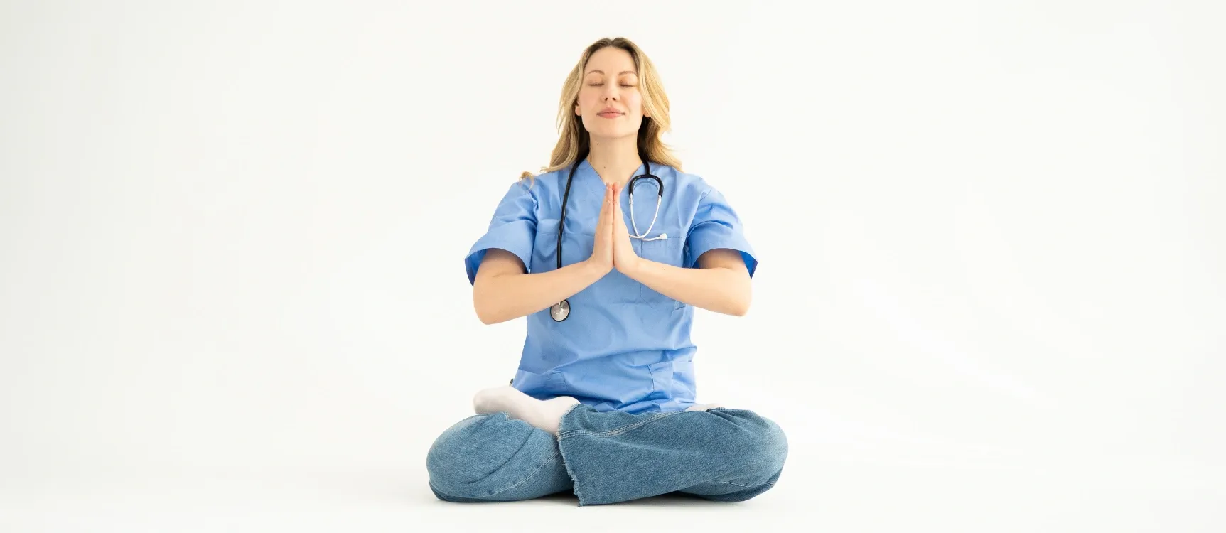 Pflegekraft übt sich durch Yoga in psychischer Resilienz