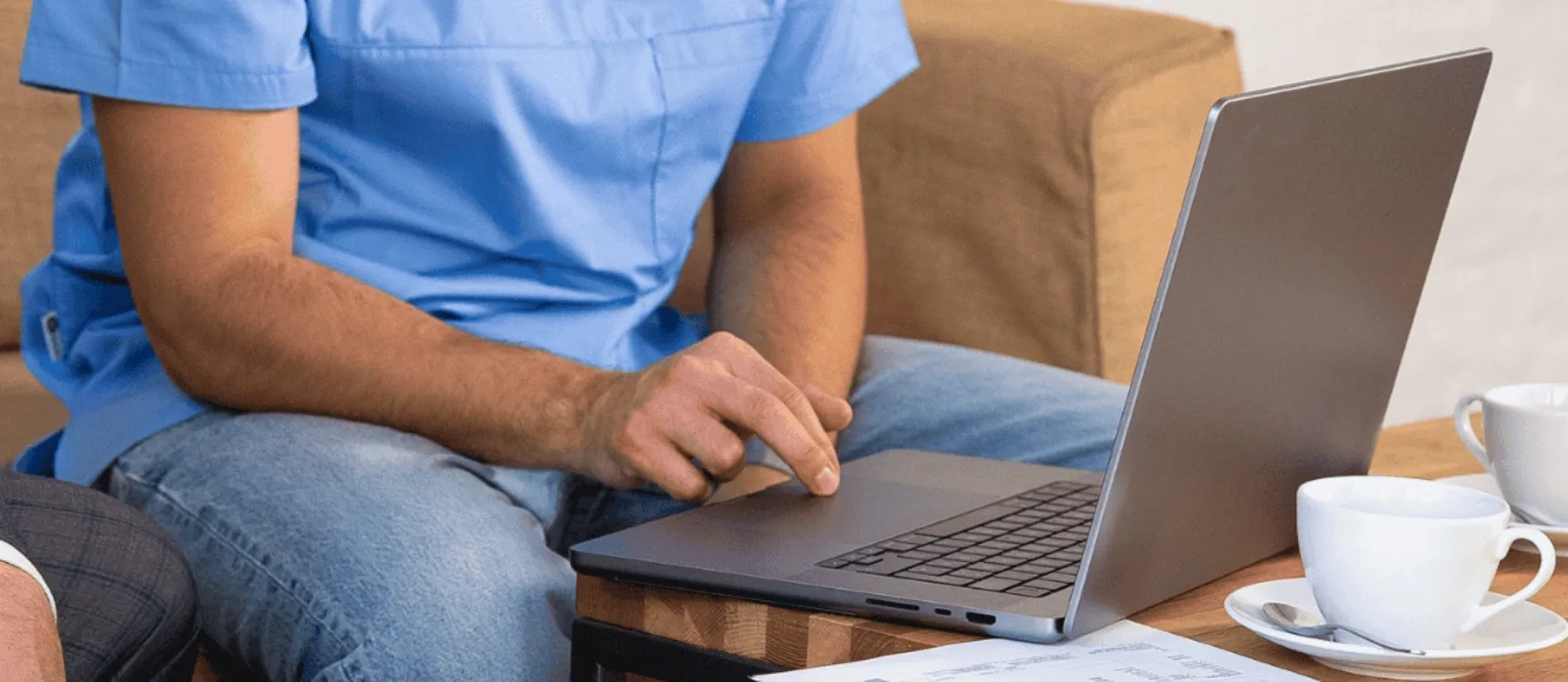 Wohnbereichsleitung macht Gehaltsabrechnung auf dem Laptop
